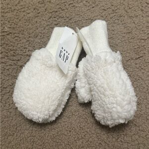 New GAP Baby Soft White Mittens Size XS / S